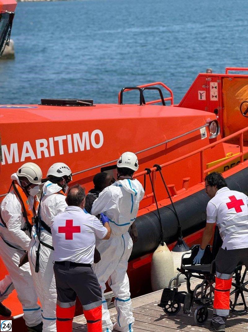 Rescatan a 26 migrantes en una embarcación frente a las costas de Formentera.
