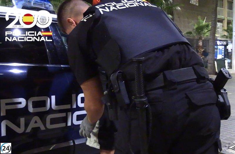Capturado un ladrón tras asaltar a dos hombres en Playa de Palma para robar una cadena de oro y un teléfono.