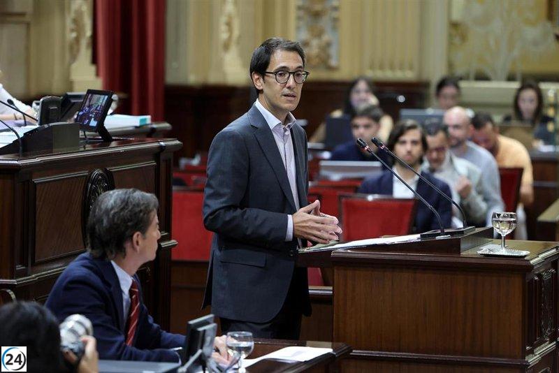 Negueruela critica a Prohens por su enfoque en el turismo y la construcción.