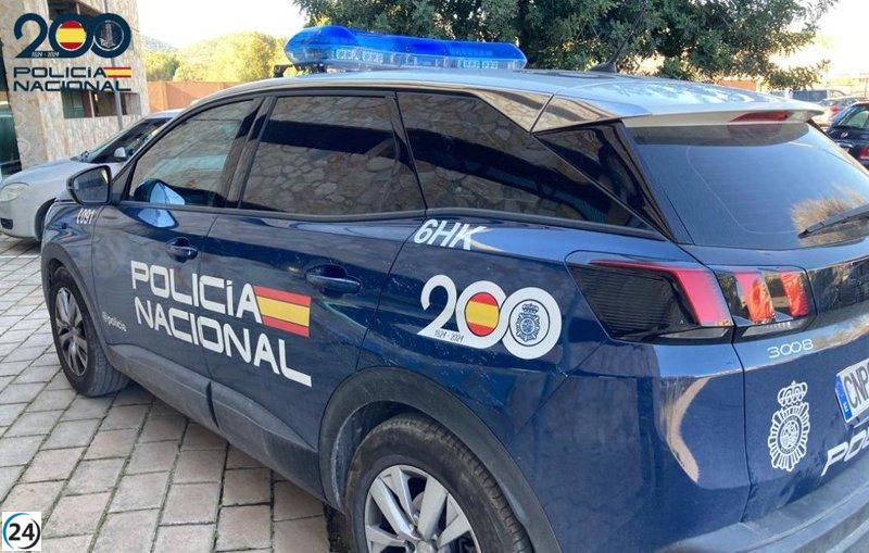 Mujer arrestada en Palma tras asaltar y agredir a un hombre.