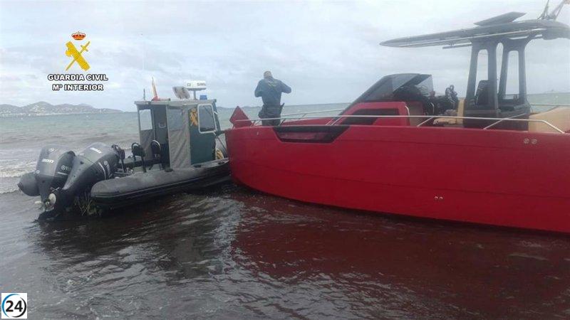 Tripulantes de un barco cargado con 500 kilos de cocaína en Ibiza intentan atacar a la Guardia Civil.