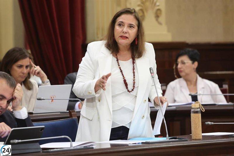 García se opone a Vox en su intento de restringir la atención a migrantes y aboga por una sanidad pública para todos.