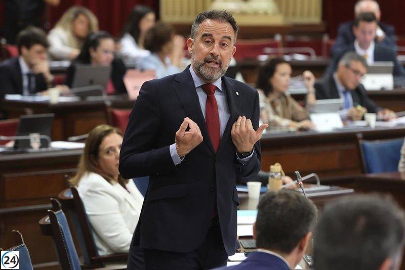 Mateo respalda la inversión en el ferrocarril de Mallorca a pesar de las críticas por retrasos.