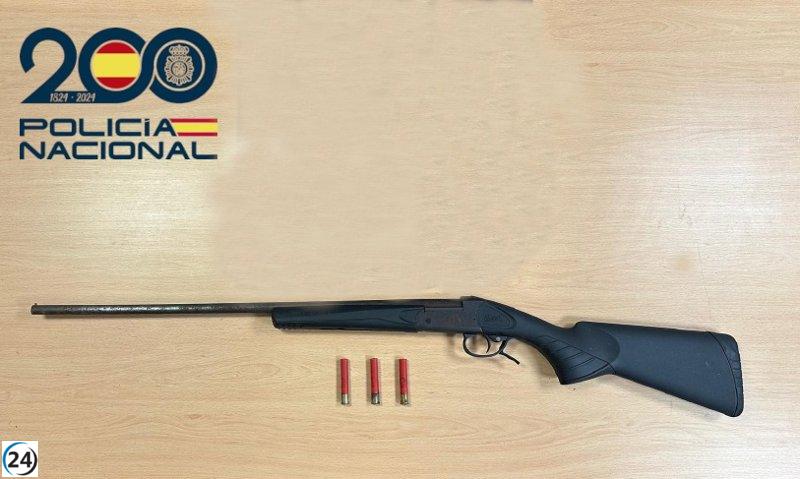 Arresto en Ciutadella tras amenazas con escopeta a conductores en la vía pública.