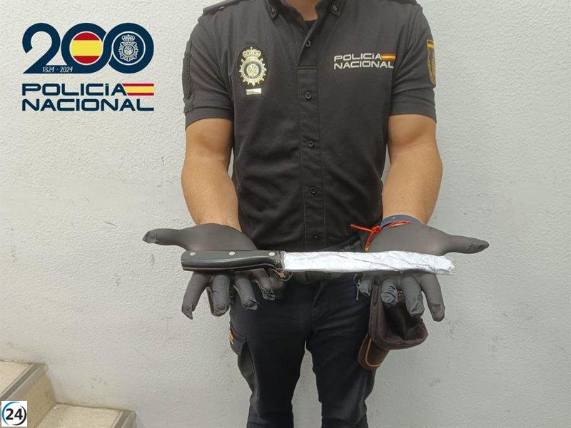 Arrestan a hombre por amenazar a empleado de restaurante con un cuchillo.