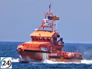 Once migrantes desembarcan en Formentera tras cruzar en una patera.
