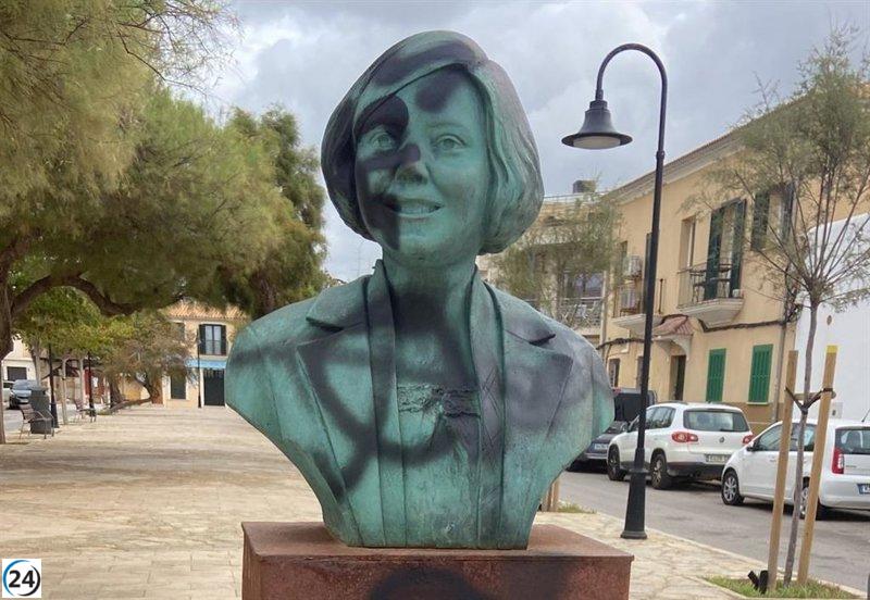 Desfiguran busto de Aurora Picornell con mensajes de odio.