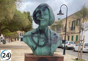 Desfiguran busto de Aurora Picornell con mensajes de odio.