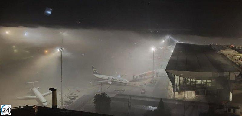 Mallorca bajo la niebla: caos en el aeropuerto y congestionamientos en las vías.