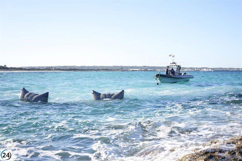 Formentera progresa en la recuperación de un yate varado y dañado por el temporal.
