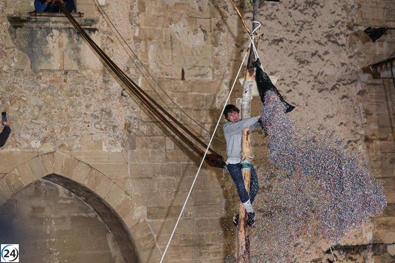 Joan Rebassa, el joven de 2008, logra un 'Pi de Sant Antoni' atípico al quebrarse por ambos lados.