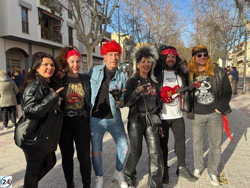 Colorido despliegue de disfraces y comparsas en el Carnaval de Andratx