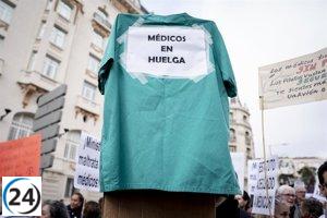 Médicos de Baleares inician huelga con una manifestación en el Hospital Son Espases.