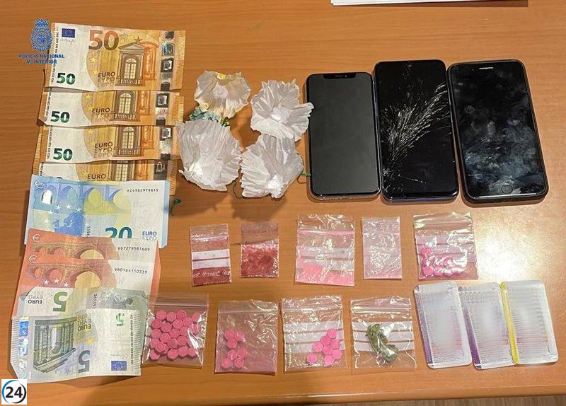 Dos detenidos por venta de droga en la calle y un comprador por conducir sin licencia.