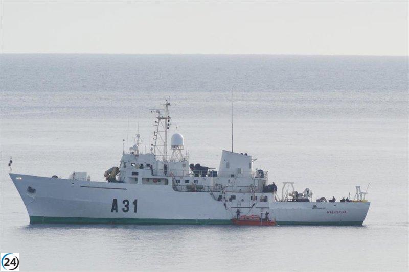 Remolcan buque de la Armada varado en aguas de Ibiza hacia puerto.
