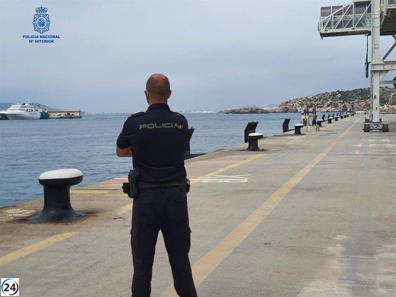 Capturados por las autoridades tres individuos por dirigir una patera con 14 pasajeros.