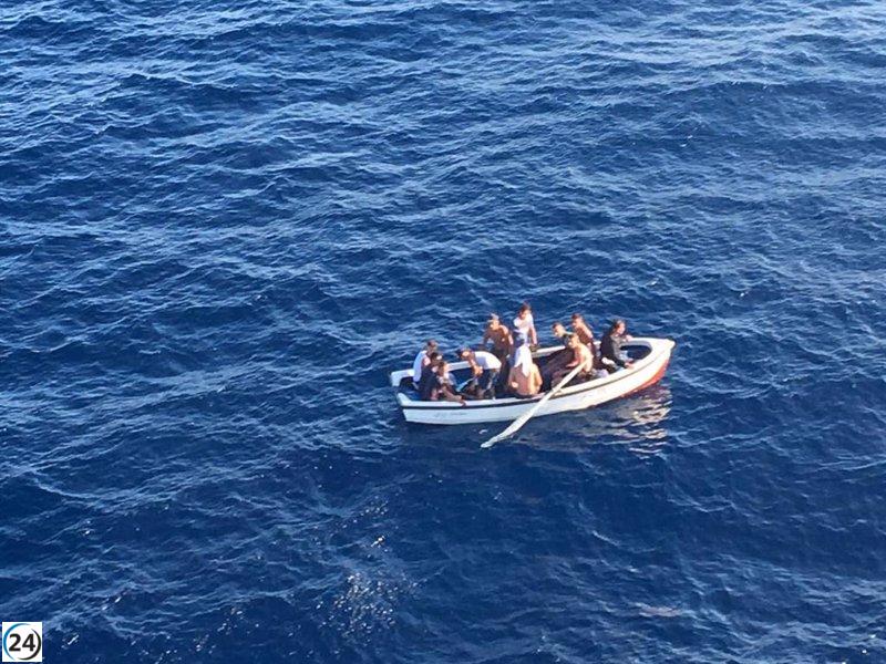 Una patera con 18 migrantes a bordo es interceptada en aguas de Cabrera.
