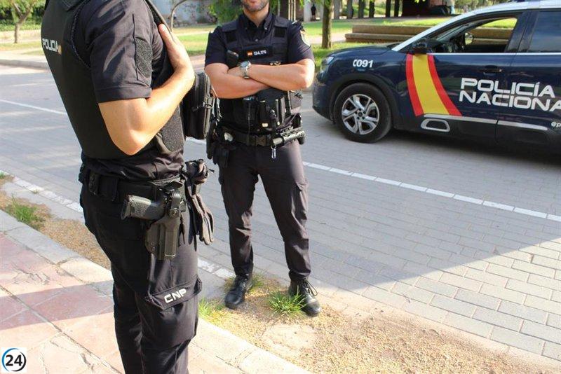 Dos hombres detenidos por traficar en una patera en aguas de Baleares.