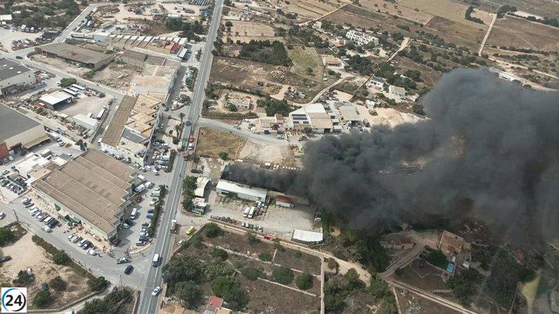 Incendio en Formentera destruye nave de rent a car pero ya está controlado.