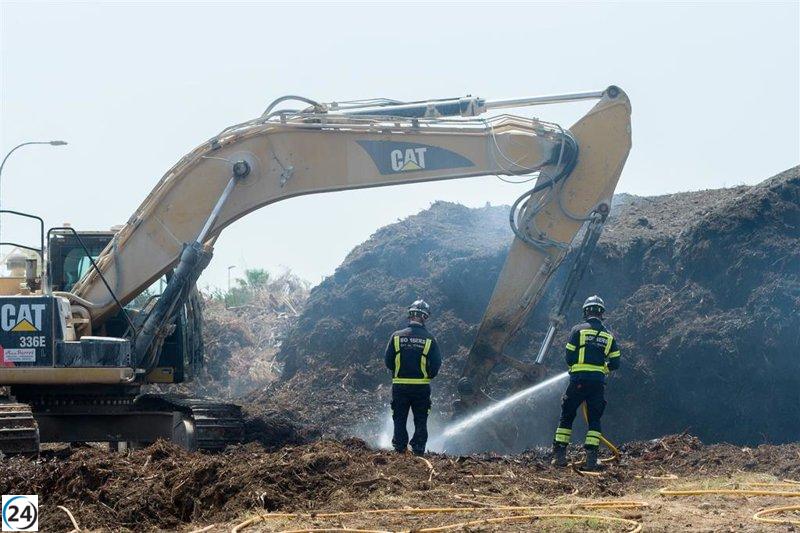 La UME se une a las tareas de extinción del incendio en la planta de biomasa de Sant Rafel.