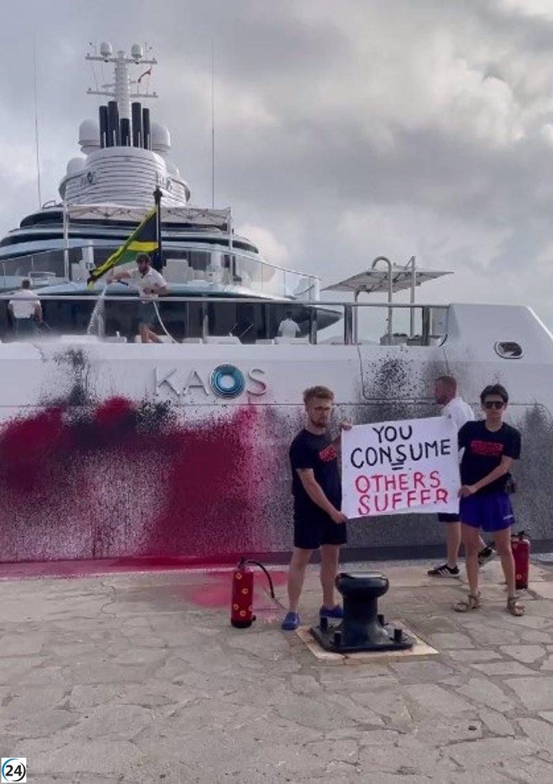 La patronal náutica balear pide sancionar a los responsables de la vandalización de un megayate en Ibiza.