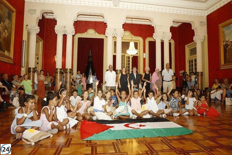 Niños saharauis del programa 'Vacances en pau 2023' visitan el Parlament y son recibidos por Rovira y Garrido.