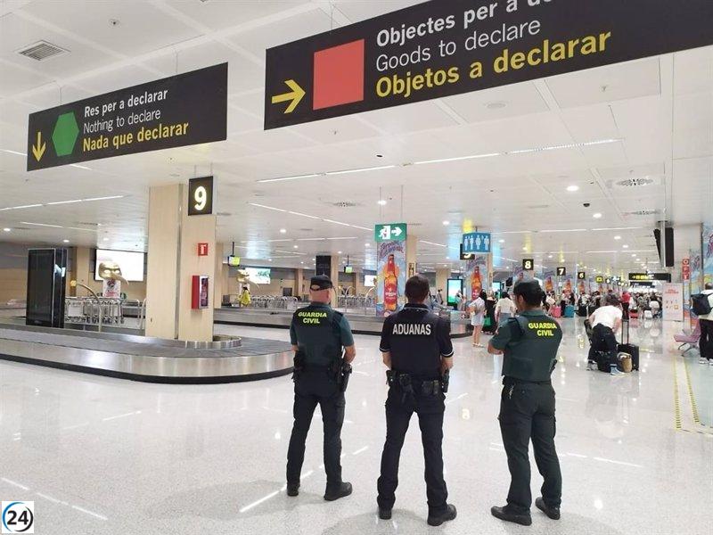 Arrestan a joven de 24 años en Ibiza con un kilo de hachís en el aeropuerto.