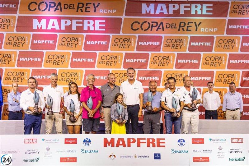 Felipe VI premia a los vencedores de la Copa del Rey MAPFRE