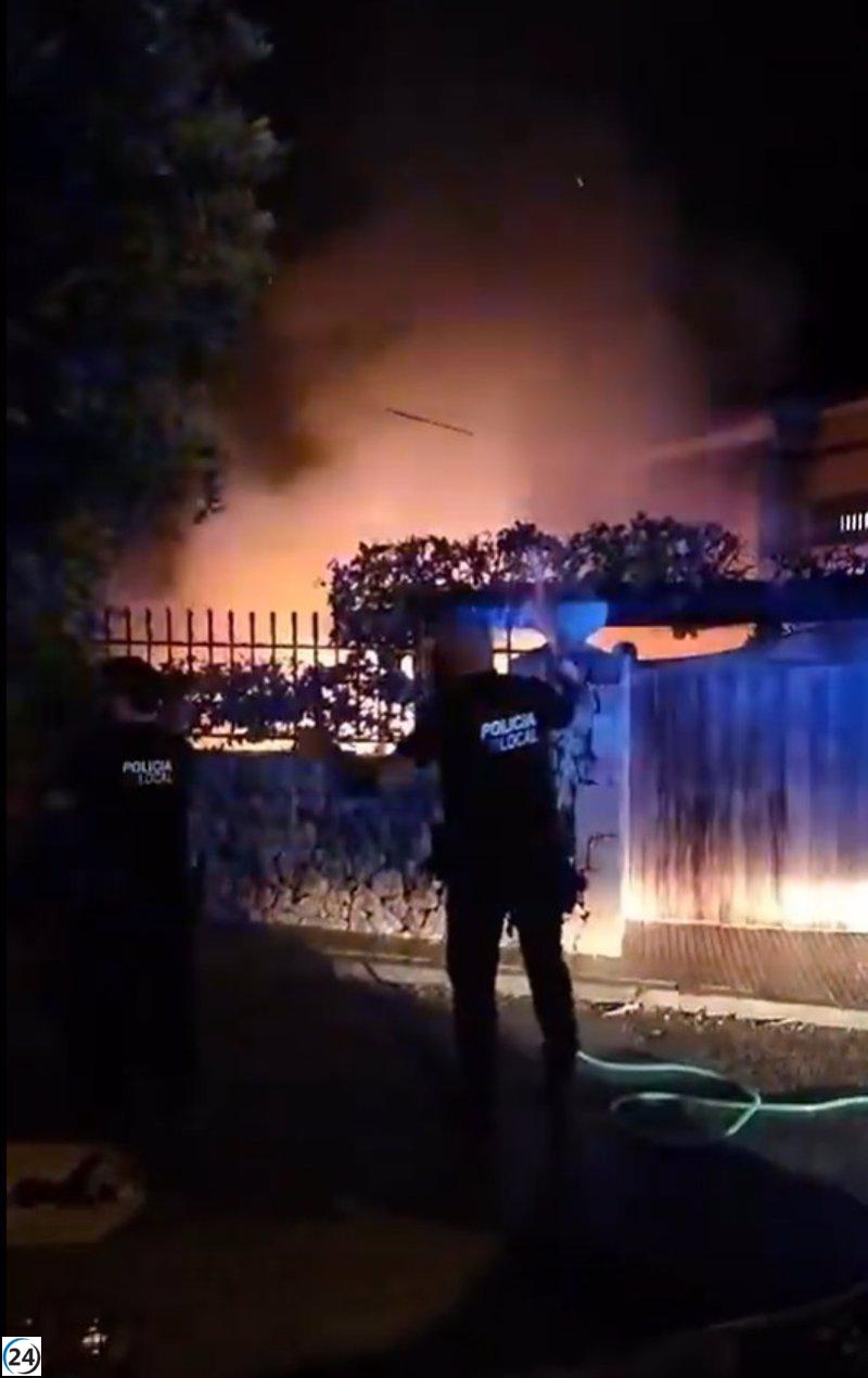 Incendio en Alcúdia: Coche y moto destruidos en el porche de una vivienda
