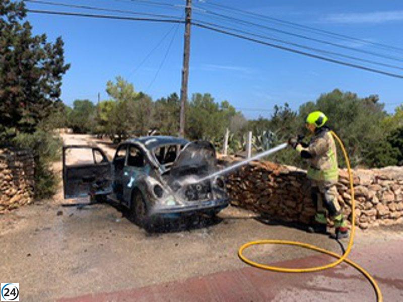 Coche incendiado en Formentera mientras se encontraba en movimiento