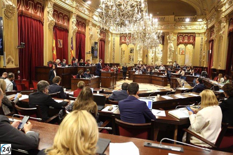 El Parlament balear aprueba el techo de gasto con retraso debido a controversia sobre elección de lengua.