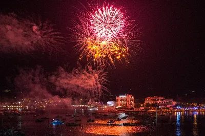 Fiestas de Sant Bartomeu en Sóller: fuegos artificiales sobre el puerto y procesiones solemnes