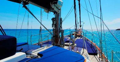 ¿Quieres sentirte como un auténtico pirata? Navega en un velero por la costa de Ibiza