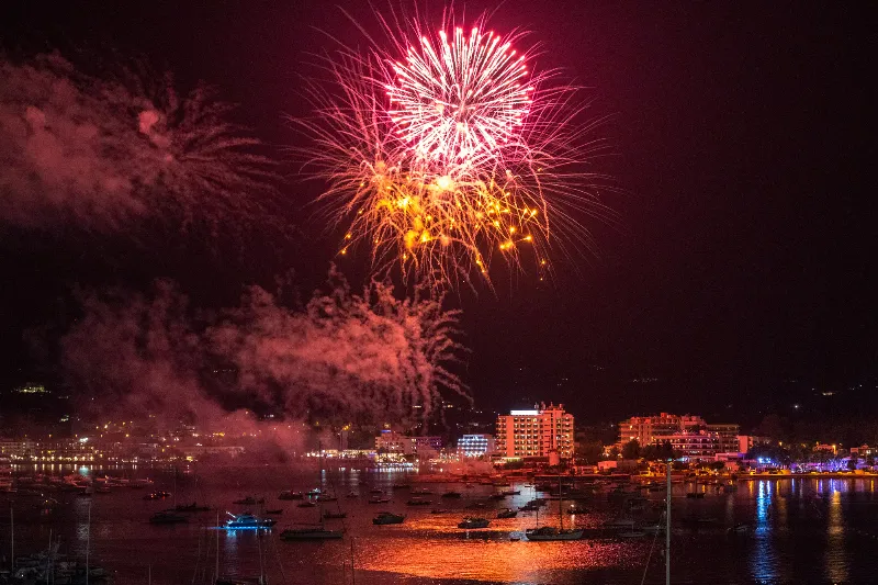 Fiestas de Sant Bartomeu en Sóller: fuegos artificiales sobre el puerto y procesiones solemnes