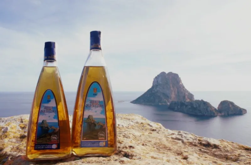 La tradición de las hierbas ibicencas: un licor local de la isla blanca