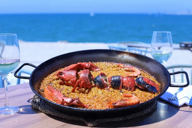 ¡Un clásico! Disfruta de una paella en una de las mejores terrazas frente al mar de Menorca
