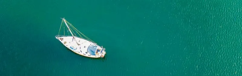 Realiza una excursión en barco por la costa de Ibiza