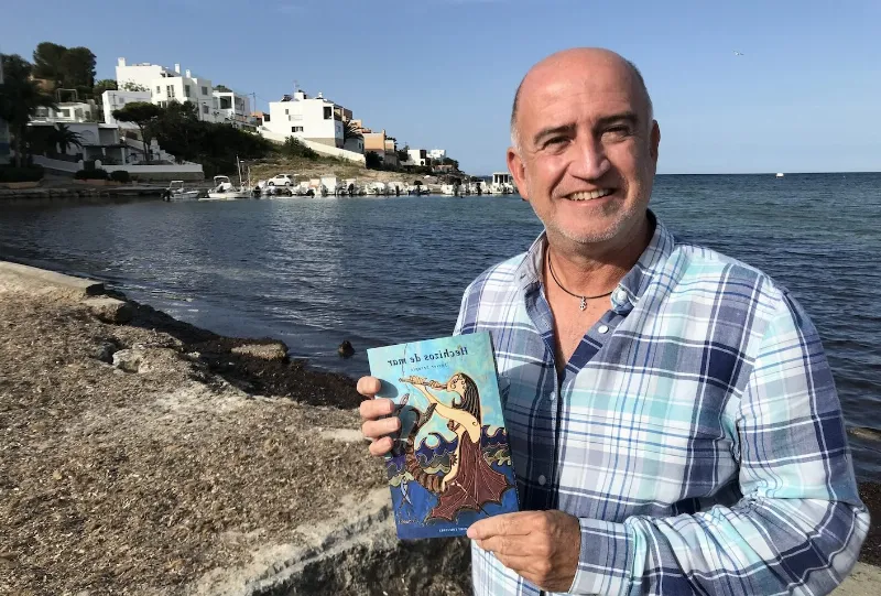 Joven escritor de Ibiza presenta su primer libro en la feria del libro de Sant Jordi