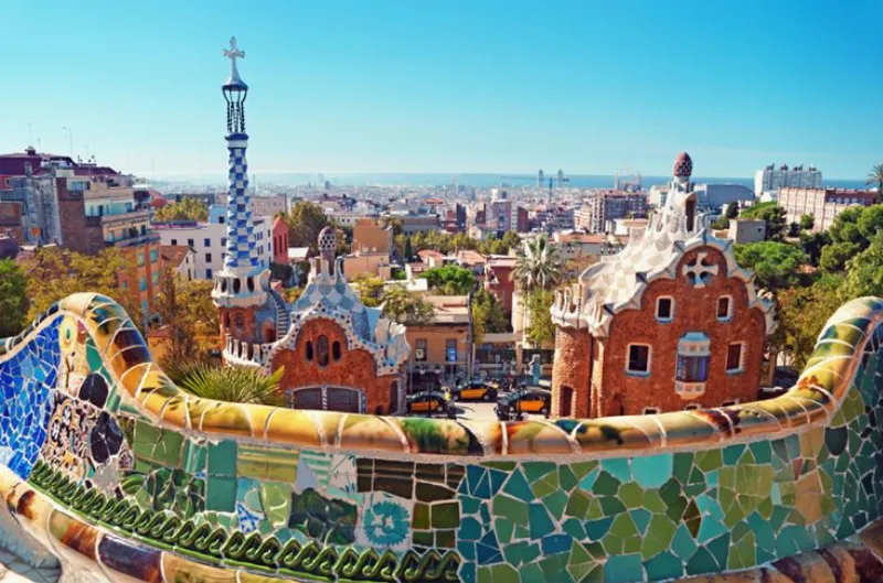 De la mano de Gaudí en el Parque Güell de Ibiza