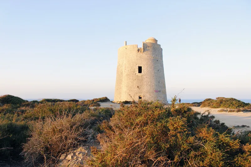 Descubre la arquitectura defensiva de la Torre de Ses Portes